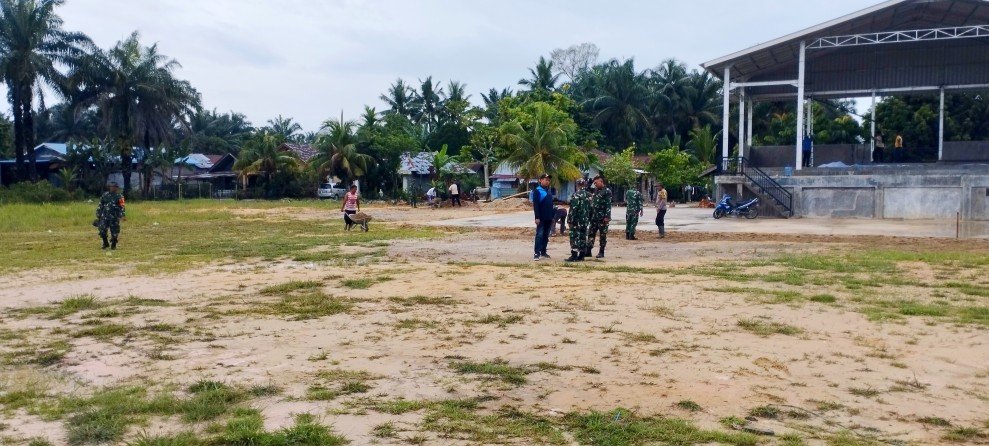 Menjelang Pengajian Akbar Desa Titian Resak, TNI–Polri dan Pemdes Kompak Laksanakan Gotong Royong Persiapan