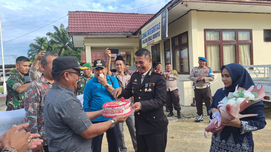 Kapolsek dan Jajaran Dapat Surprise Dari Camat dan Danramil