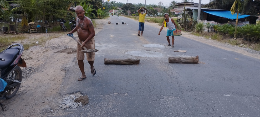 Untuk Atasi Kecelakaan, Warga Menambal Lubang di Jalan Lintas Selatan