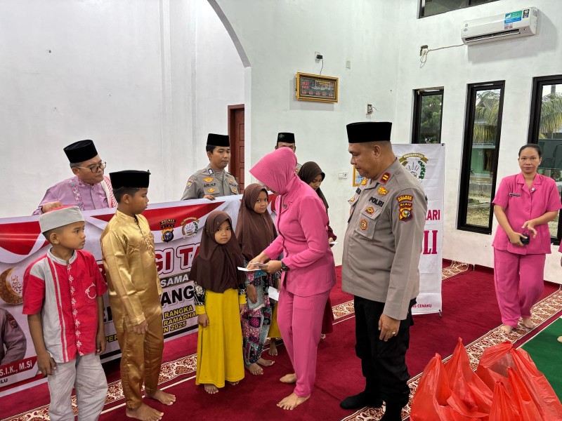 Polsek Batang Cenaku Santuni Guru Mengaji Hingga Anak Yatim Pada Moment Ramdhan