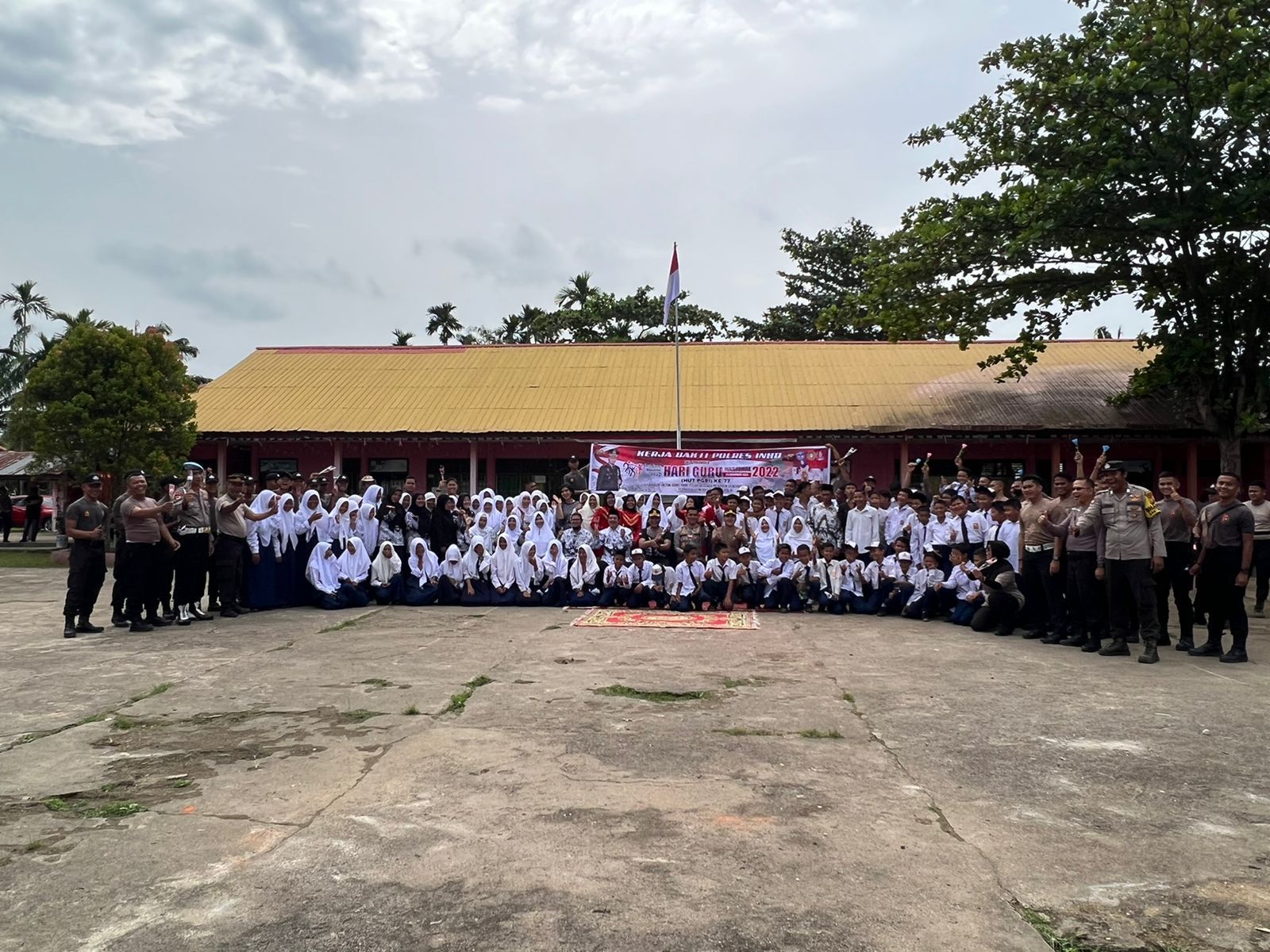 Hari Guru, Polres Inhu Berikan Surprise dan Baksos di SMPN 5 Rengat