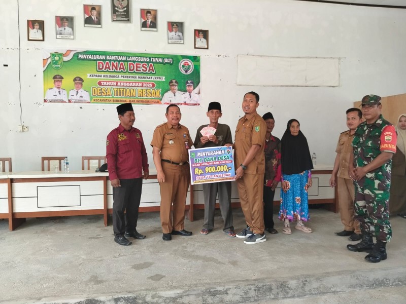 Pemdes Titian Resak Salurkan BLT-DD Tahap Dua Kepada 36 KPM