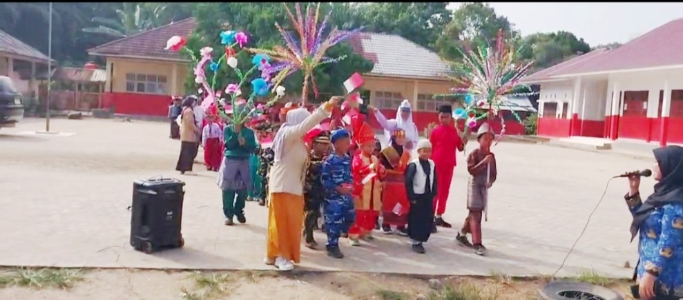 Karnaval Meriah SDN 003 Belimbing, Guru Berseragam SMP-SMA Bikin Suasana Makin Seru
