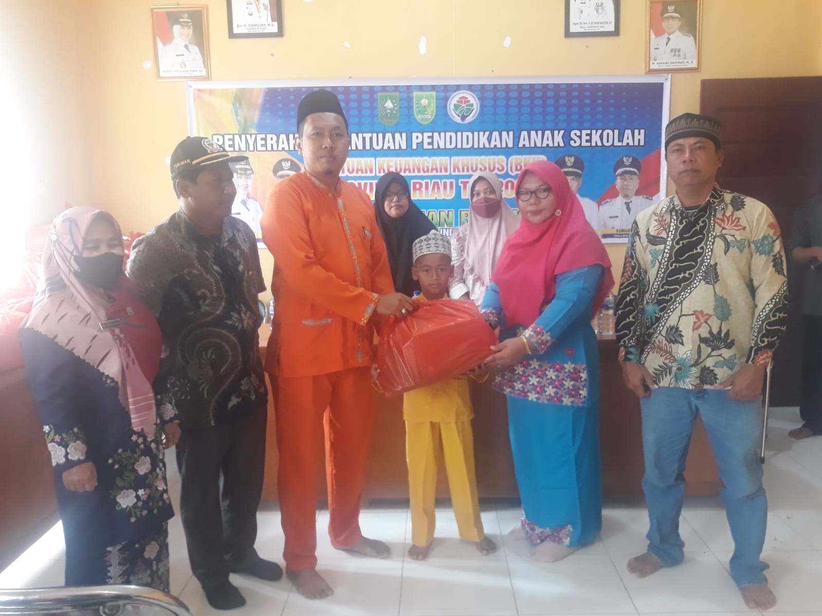 Pemdes Titian Resak, Salurkan Bantuan Pendidikan Dana BKK Provinsi Pada 25 Pelajar SD