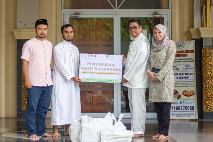 KHAS Pekanbaru Hotel Bersama DDR Salurkan Paket Berbuka Puasa untuk Jama'ah Masjid Arrahman Pekanbaru
