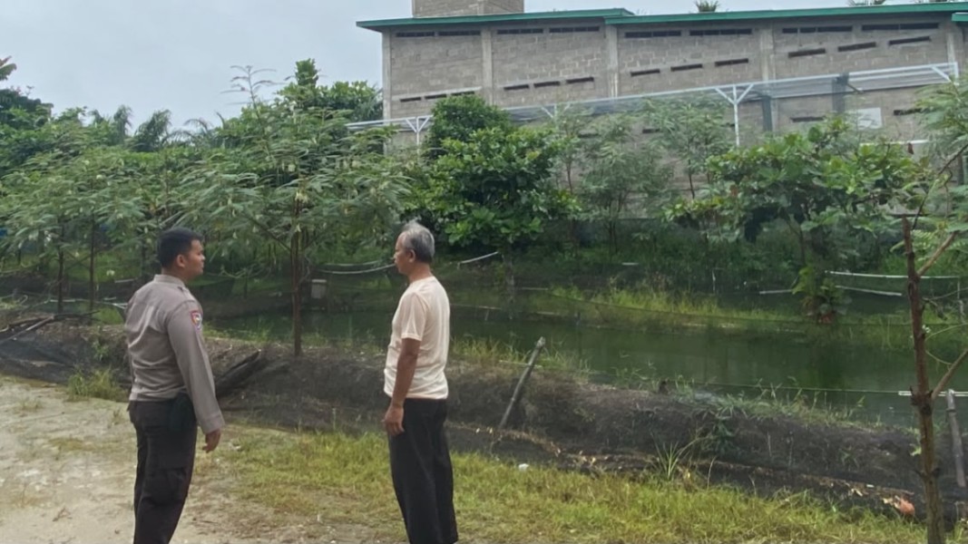 Dukung Ketahanan Pangan Nasional, Bhabinkamtibmas Desa Payarumbai Sambangi Warga Pembudidaya Ikan Gurame