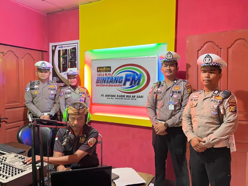 Satlantas Polres Inhu Sosialisasikan Operasi Zebra Lancang Kuning 2025 Melalui Siaran Radio Bintang FM