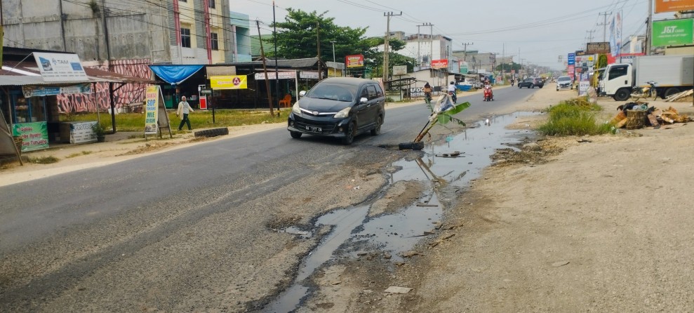 Warga Tanam Pohon Pisang di Tengah Jalan Rusak, Protes Jalan Nasional Tak Kunjung Diperbaiki