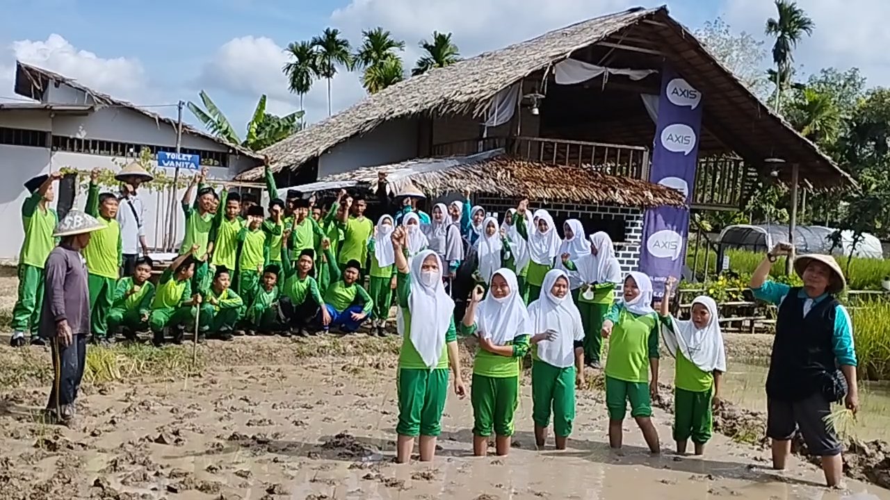Siswa/i MIS Luhur Islam Kunjungi dan Studi Tour di Lentera Farm 62 Pematang Reba