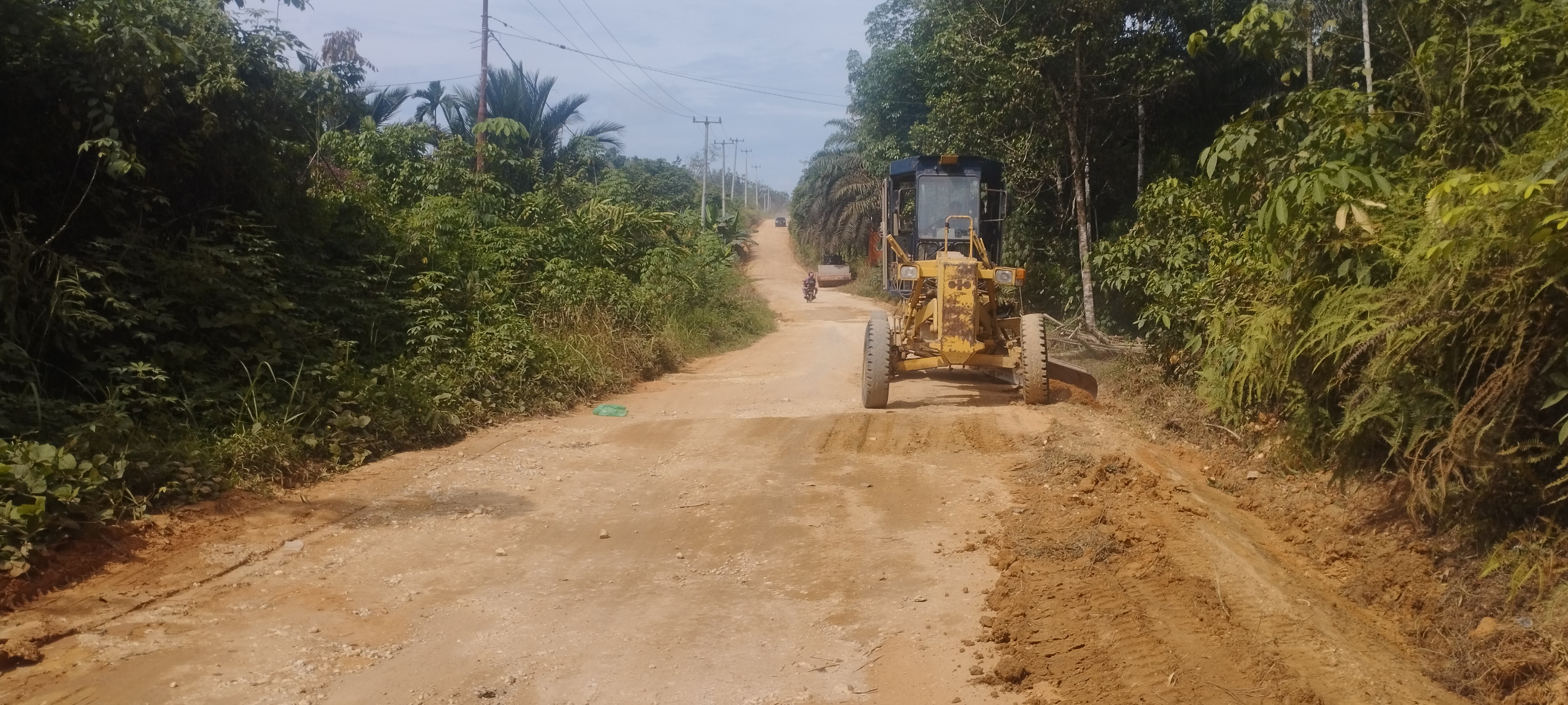 Berkat Swadaya Para Donatur, Jalan Masuk Arah Ke Desa Tanah Datar Jadi Mulus