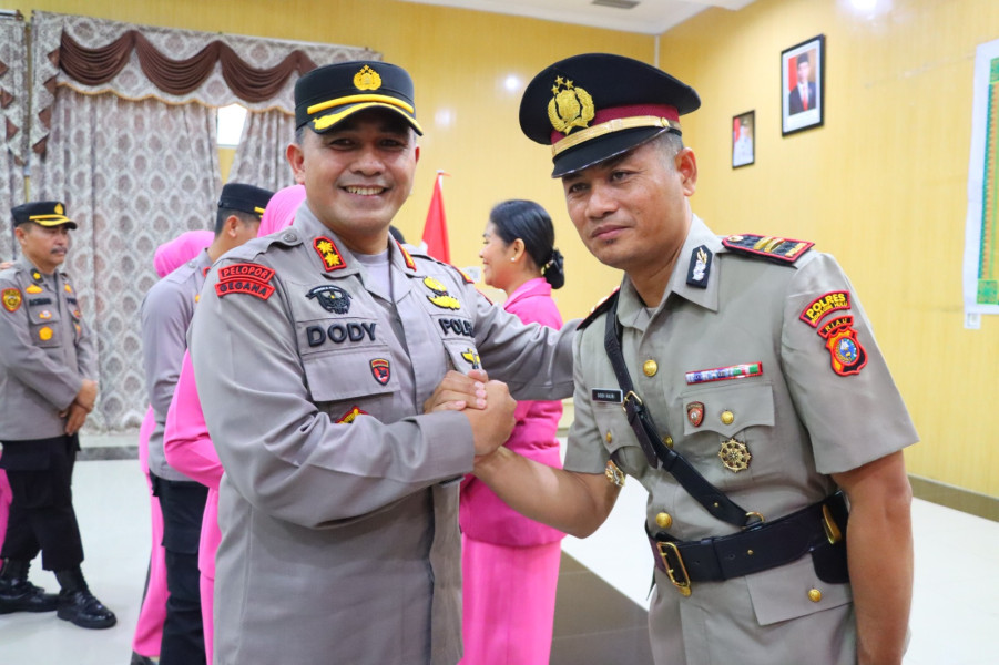 Pimpin Upacara Sertijab Kapolsek Peranap, Ini Pesan dan Kesan Kapolres Inhu