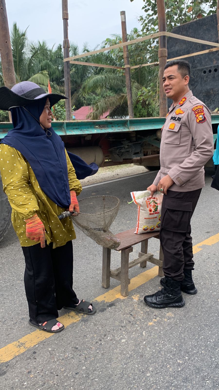 Disela Perjalanan Dinas, Kapolres Inhu Masih Sempat Salurkan Bansos