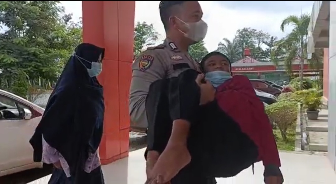 Polisi di Inhu ini Gendong Anak Lumpuh, Ketika ke RS Indrasari Pematang Reba