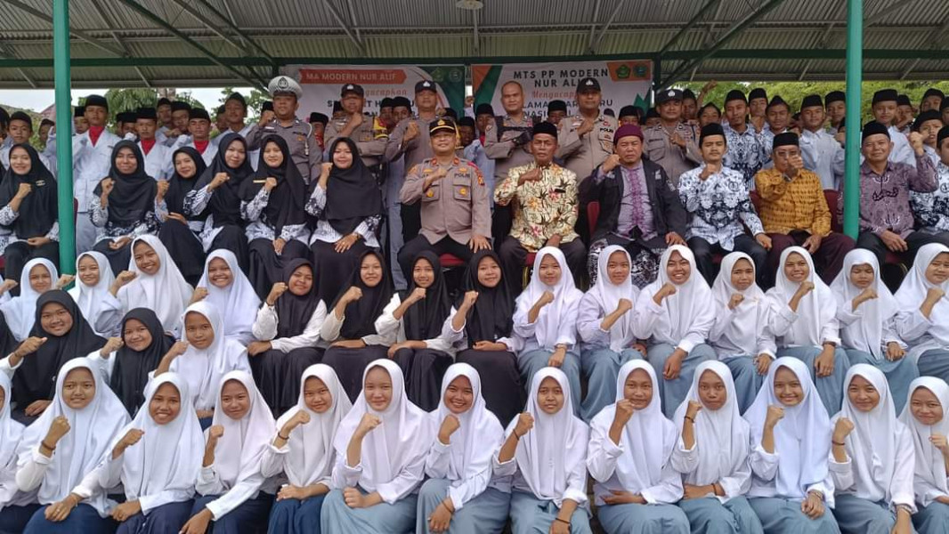 HGN ke-78, Kapolsek Lirik Sambangi SMPN 1 Lirik dan Ponpes Nur Alif