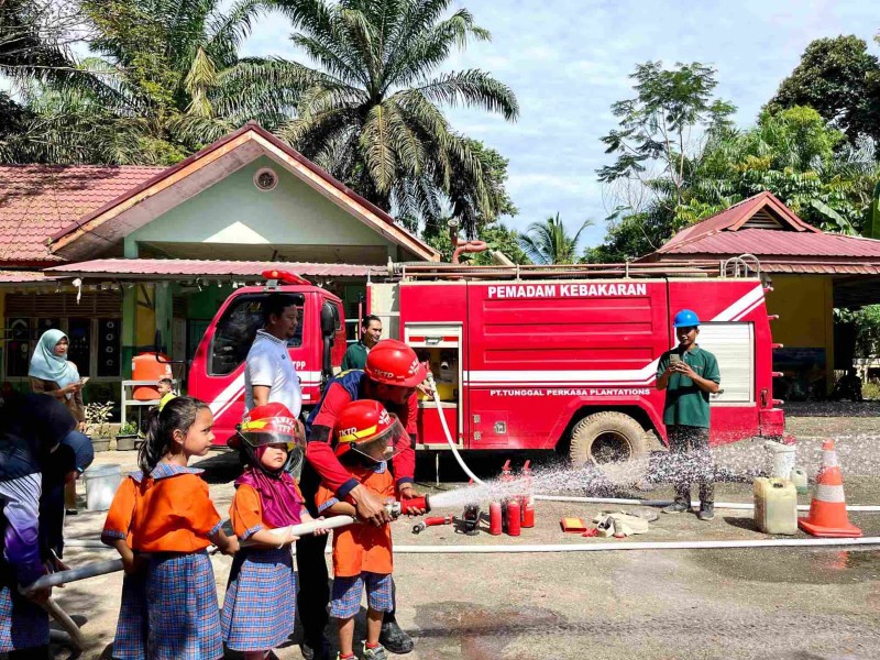 Bangun Kesadaran Tanggap Darurat Sejak Dini, PT TPP Gelar Simulasi Pemadam Kebakaran bersama murid PAUD