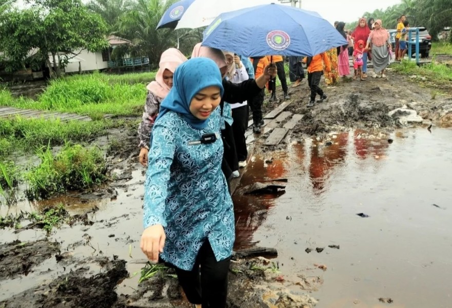 Peringati HKG, Ketua PKK Inhu Gelar Pasar Murah, Bagikan Sembako, dan Kunjungi Panti Asuhan
