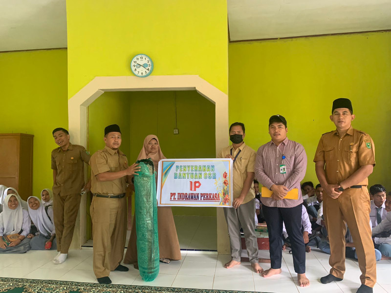 PT Indrawan Perkasa Salurkan CSR Untuk Mushala SMAN 1 Batang Gansal