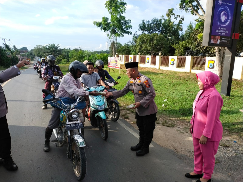 Operasi Tertib Ramadhan LK 2023, Polsek Lirik Bagi Ratusan Takjil Gratis