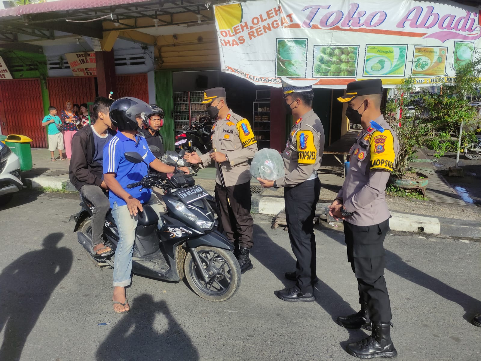 Polres Inhu Bagikan Helm Gratis dan Ajak Masyarakat Tertib Berlalu Lintas