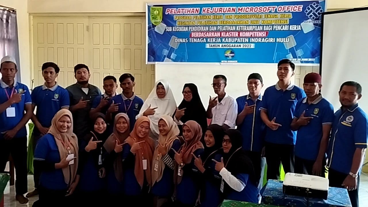 Pelatihan MS.Office Sukses Digelar, Plt.Kadisnaker Inhu,Tutup Kegiatan