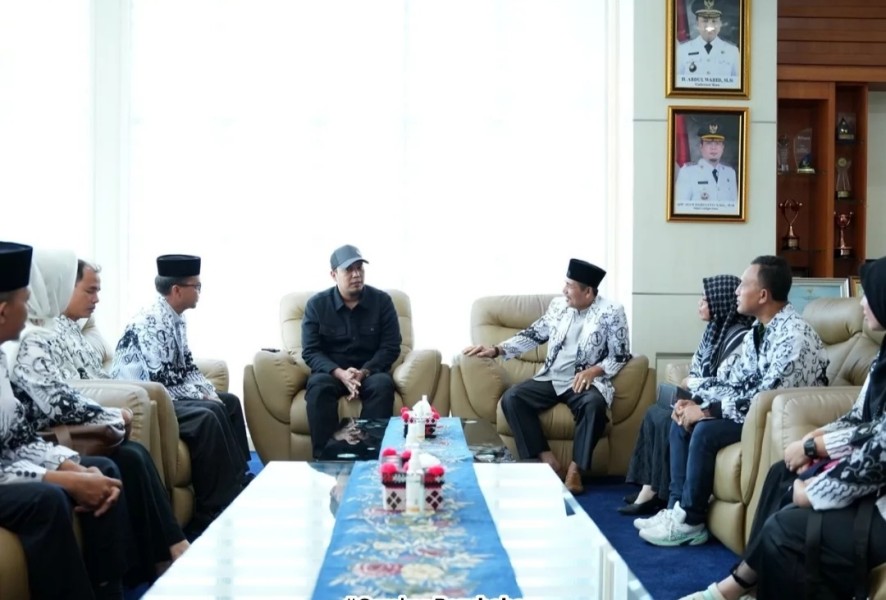 Bupati Ade Agus HartantoTerima Audiensi PGRI Kabupaten Indragiri hulu