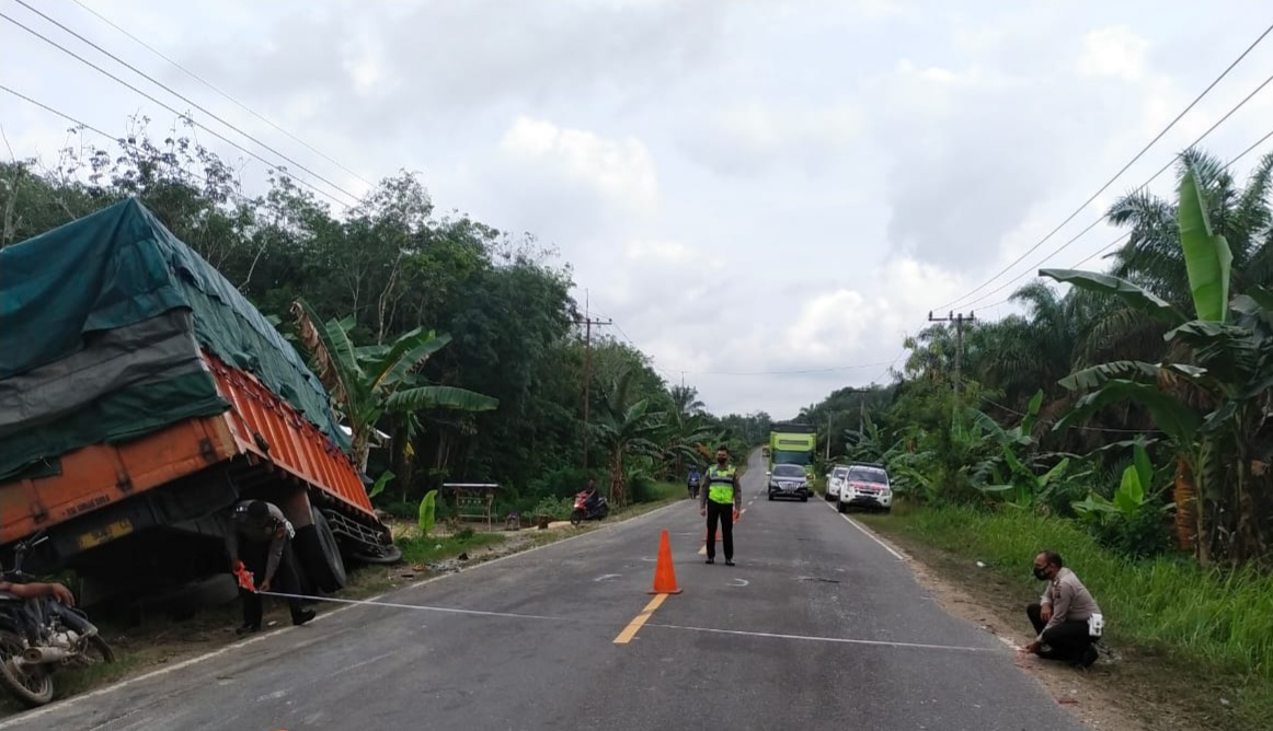 Mobil Fuso Dengan Inova Berlaga Di Inhu, Sopir Dan Penumpang Balita Tewas
