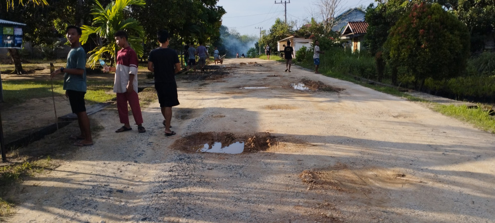 Jelang Malam Takbiran Remaja Masjid Desa Danau Tiga, Pasang Obor Disepanjang Desa