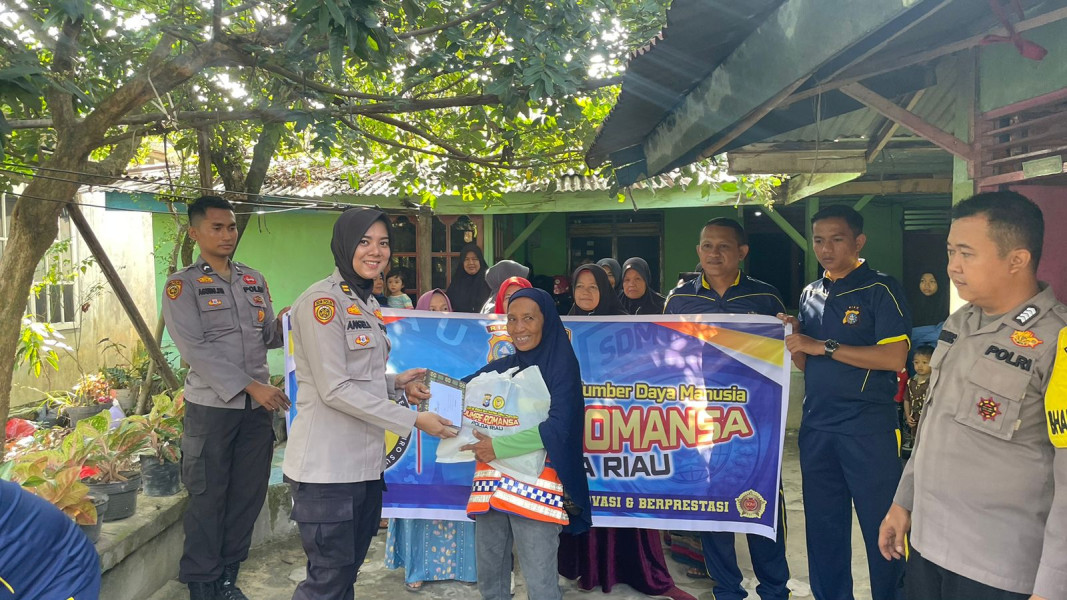Polda Riau, Kembali Memberikan Santunan Berupa Sembako dan Sejumlah Uang Melalui Program Jumpe Romansa