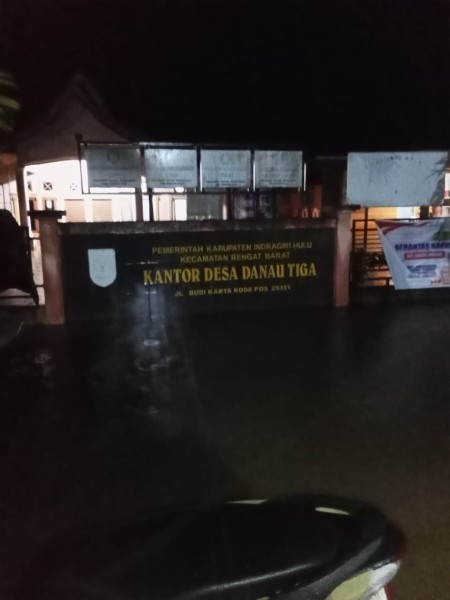 Akibat Hujan Deras, Kantor Desa Danau Tiga Terendam