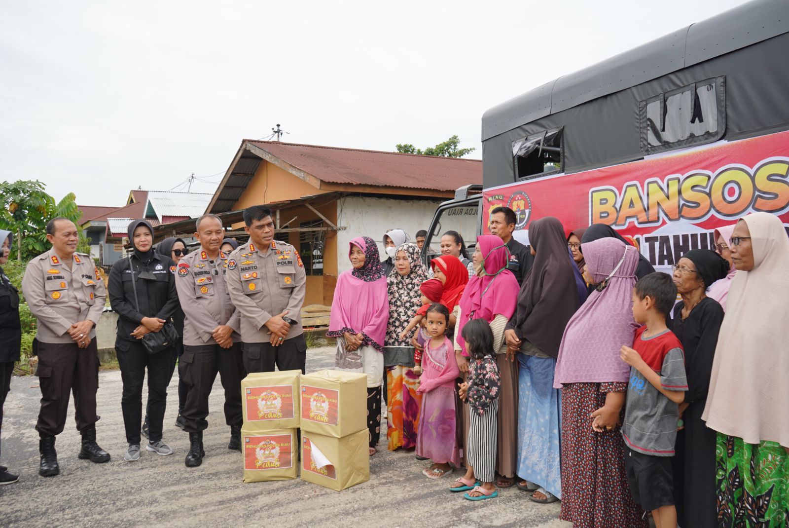 Bidhumas Polda Riau dan Wartawan Mitra Polda (WMPR) Peduli, Gelar Bansos Sempena HUT Humas Polri