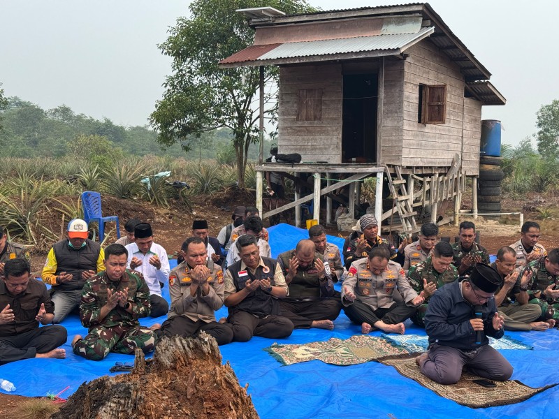 Kapolda-Pangdam Turun ke Lokasi Karhutla Inhu, Sholat Istisqo Jadi Ikhtiar Memohon Hujan