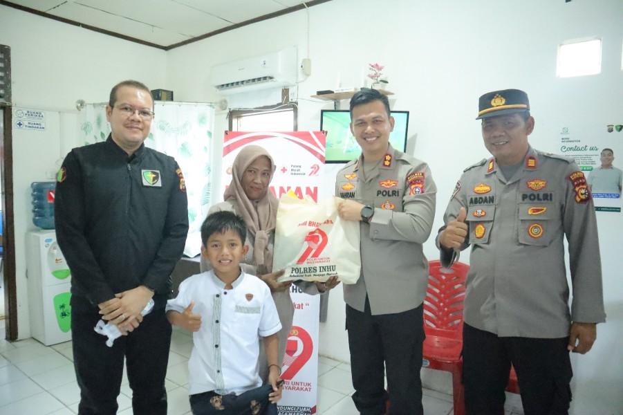 23 Anak Dikhitan dan Paket Sembako Diberikan dalam Bakti Kesehatan Hari Bhayangkara ke-79 Polres Inhu