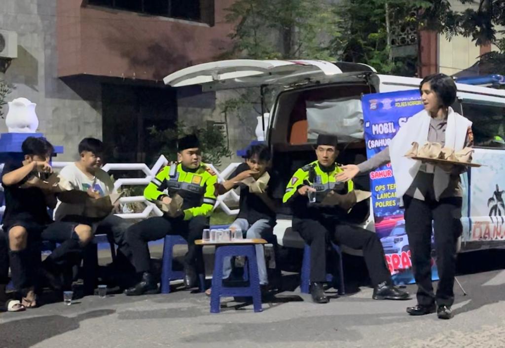 Mobil SOR Hadir Ditengah Masyarakat, Kasat Lantas Polres Inhu Berikan Makan Sahur Geratis Bagi Warga