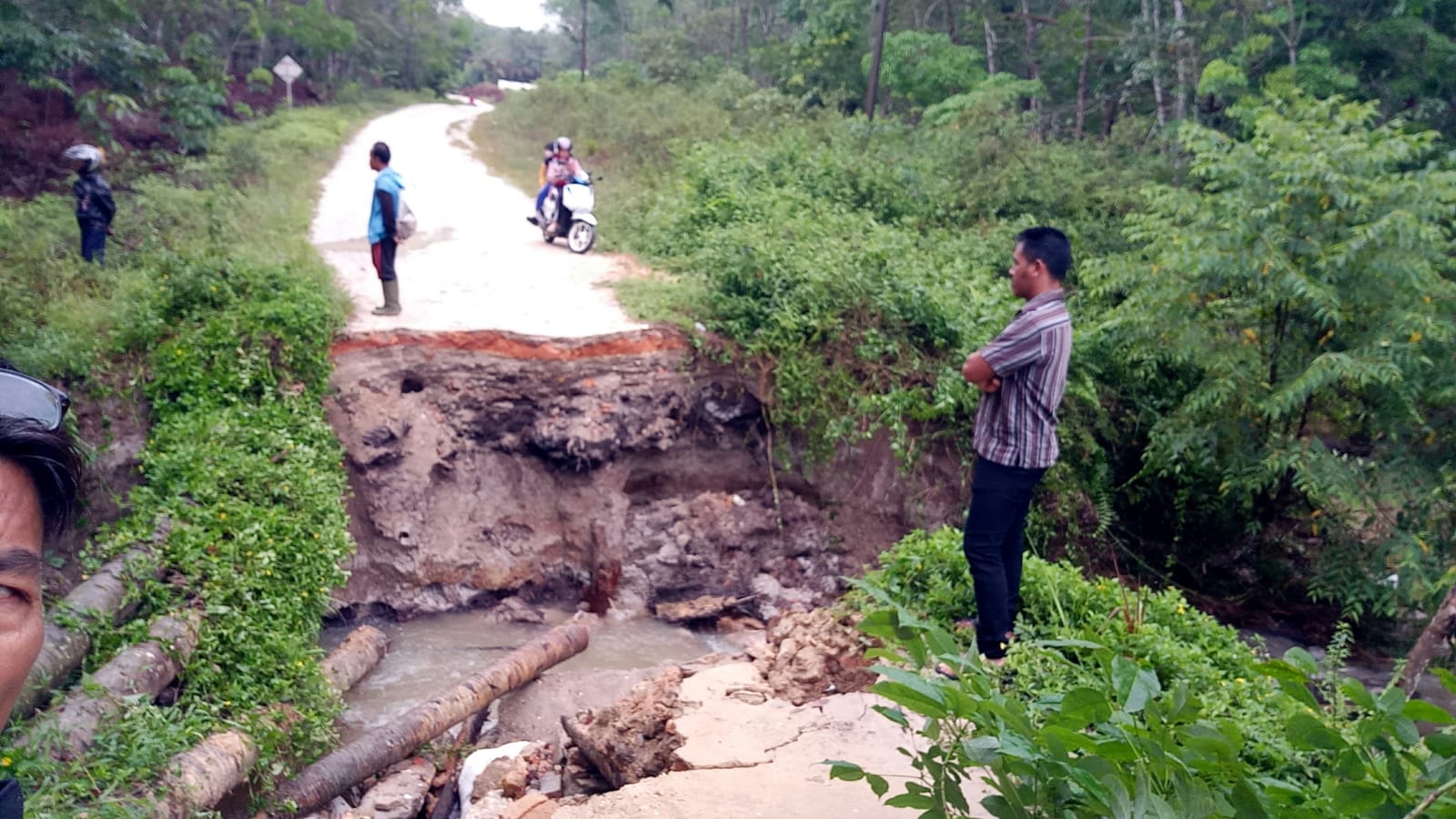 Akibat Diguyur Hujan Semalaman, Jembatan Kabupaten di Desa Danau Tiga Inhu Ambruk