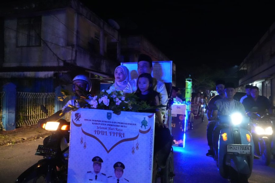 Berlangsung Meriah, Bupati Inhu Ade Agus Hartanto Melepas Pawai Takbir dan Keliling di Rengat Gunakan Becak
