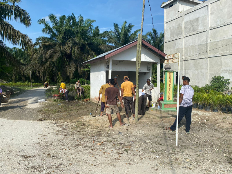 Kapolsek dan Kades Ajak Warga Bergotong Royong Membersikan Pos Kamling