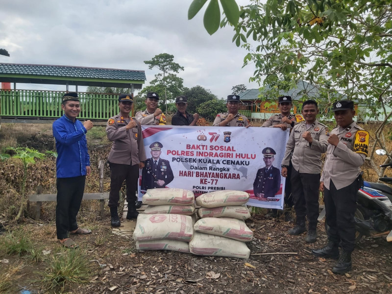 Hari Bhayangkara ke 77, Kapolsek Kuala Cenaku Gelar Bakti Sosial ke Pesantren Al Ikhsan Desa Teluk Sungkai