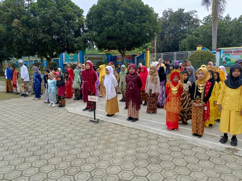 Peringati Hari Sumpah Pemuda, SDN 005 Titian Resak Tanamkan Cinta Budaya Lewat Fashion Show Adat