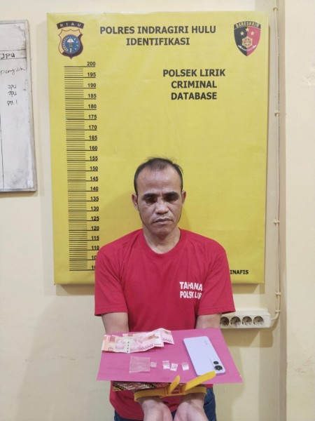 Digerebek Polisi di Rumahnya, Warga Seko Lubuk Tigo Ditangkap Bersama Tiga Paket Sabu