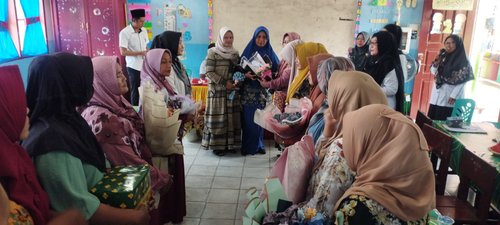 Suasana Haru Menyelimuti Acara Perpisahan Bu Warsini Guru SDN 014 Sibabat