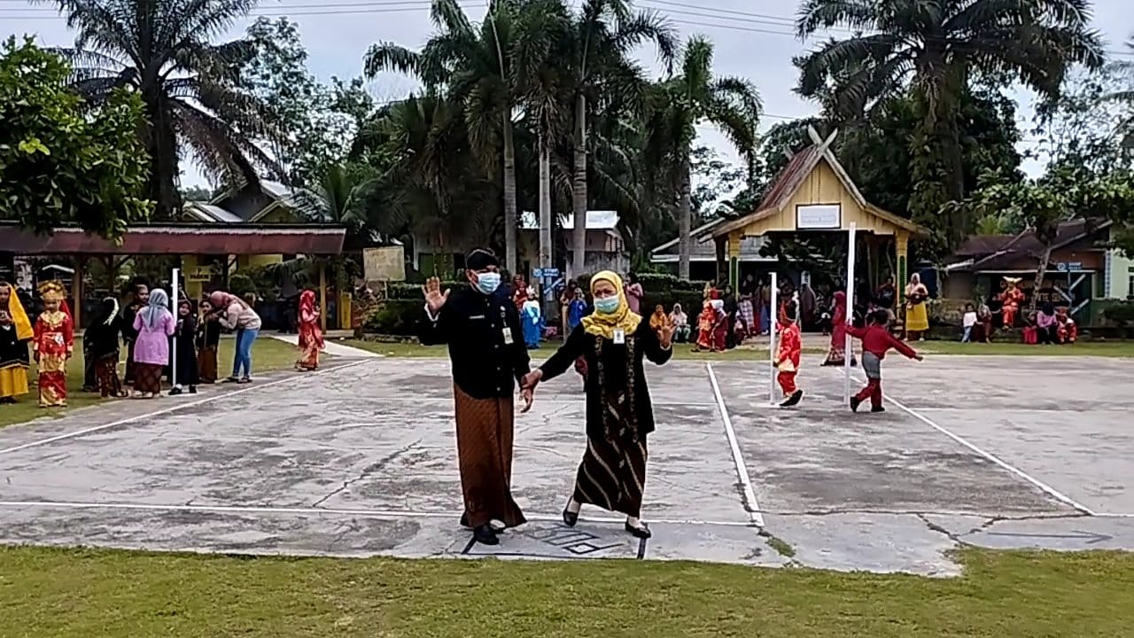 Peringati Hardiknas, SDN 014 Sibabat Gelar Fashion Show