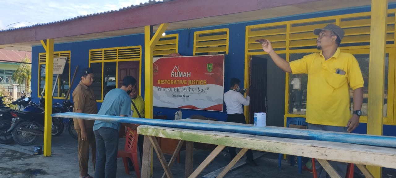 Renovasi Rumah Restorative Justice di Desa Titian Resak Hampir Rampung