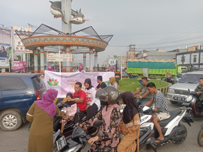 Jumat Berkah, Perempuan Bangsa Kabupaten Inhu Berbagi Takjil Kepada Para Pengguna Jalan