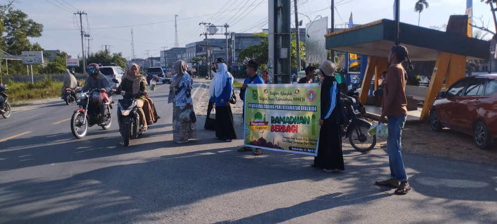 Bakti Sosial PC PGRI Seberida Bagikan 1.000 Paket Takjil Kepada Masyarakat Pengguna Jalan