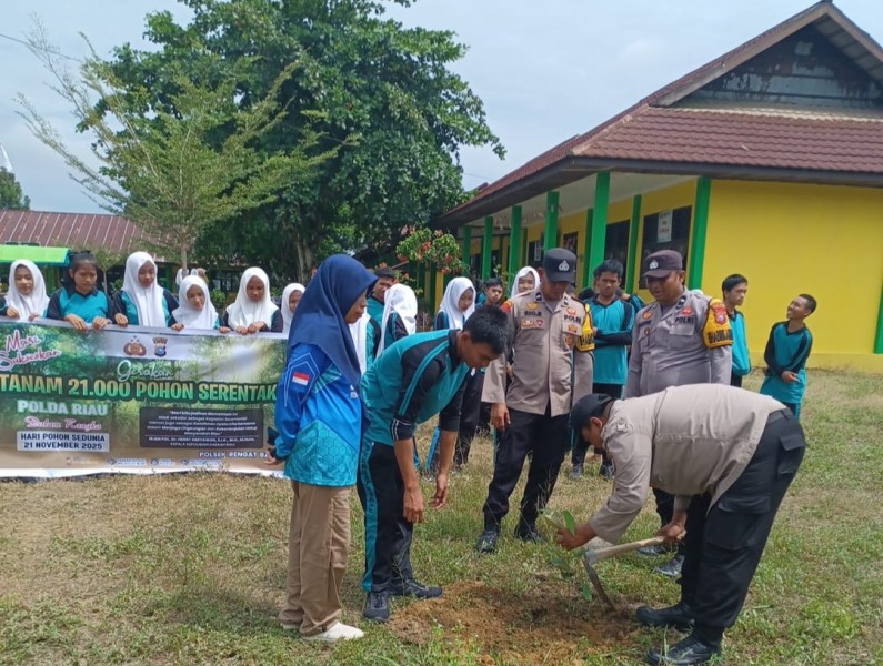 Polsek Rengat Barat Laksanakan Program Green Policing, Tanam Pohon Bersama Siswa SMAN 2 Rengat Barat