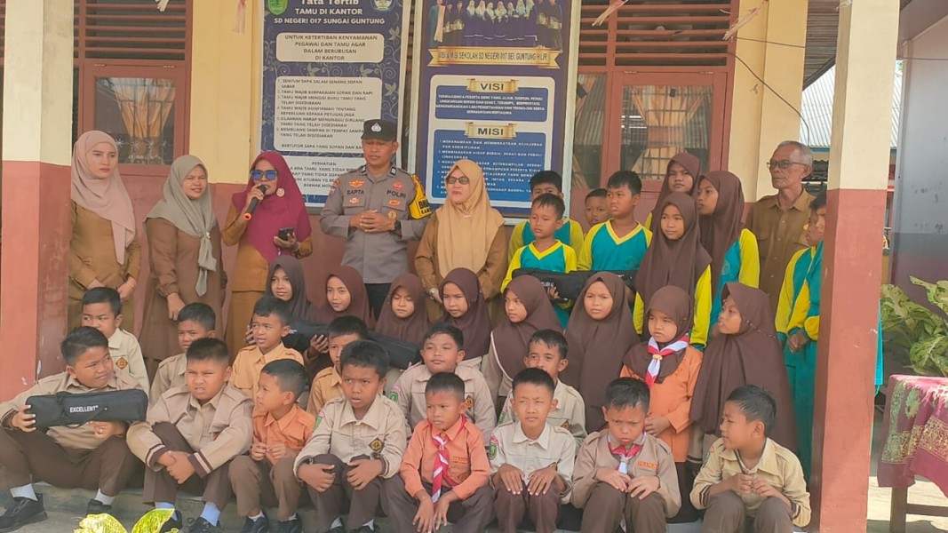 Kasat Reskrim Polres Inhu Tunjukkan Kepedulian terhadap Dunia Pendidikan, Salurkan Bantuan Pianika ke SDN 017 Sei Guntung Hilir