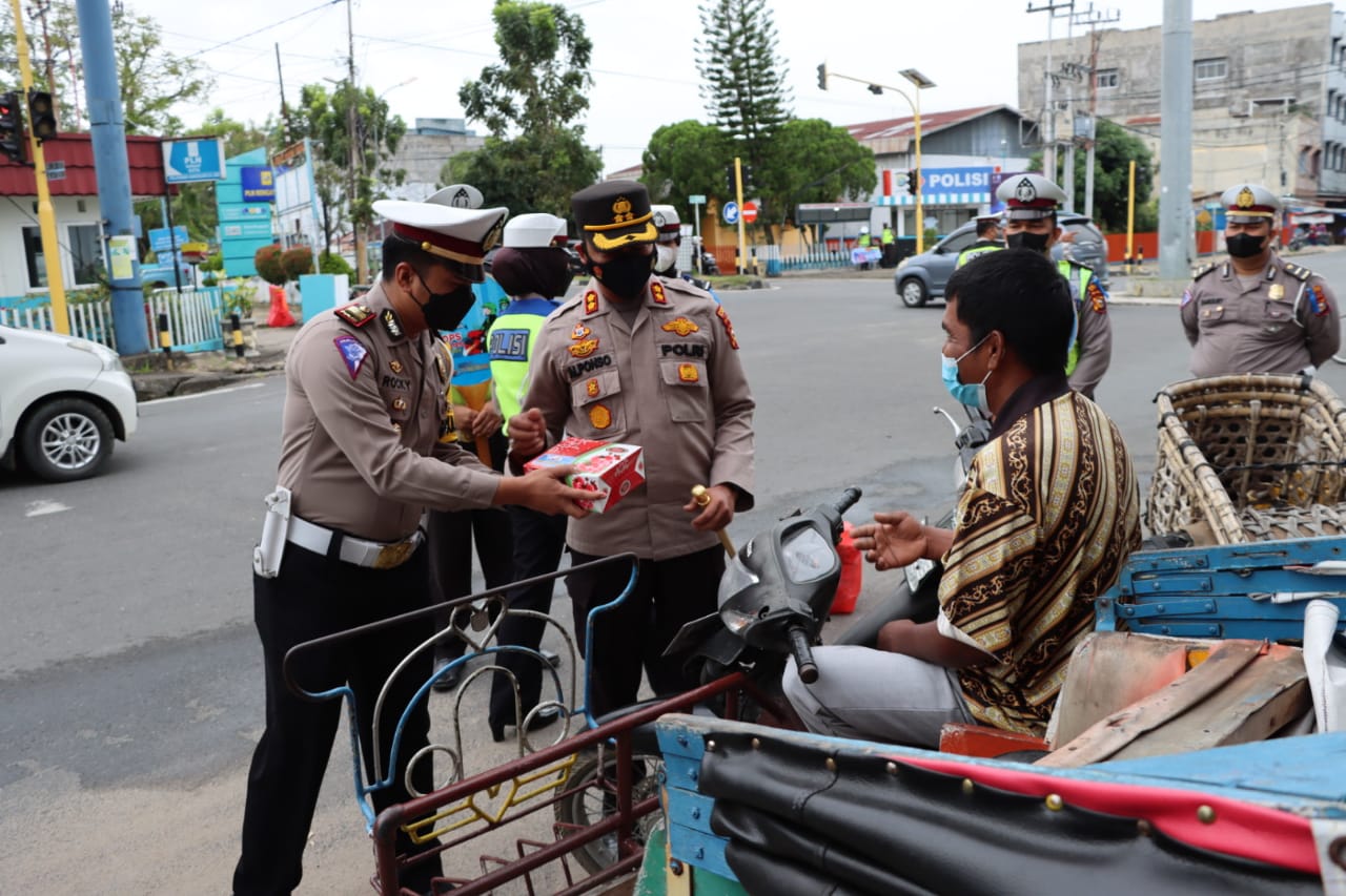 Kapolres Inhu dan Kasat Lantas Bagi Paket Makan Kepada Tukang Becak Serta Tukang Parkir