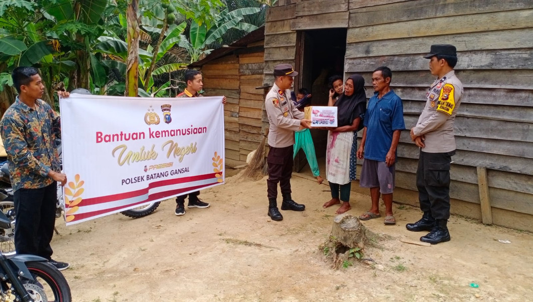 Hadir Ditengah-Tengah Masyarakat, Polsek Batang Gansal, Serahkan Bantuan Untuk Negeri