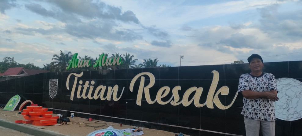 Pembangunan Alun-alun Desa Titian Resak Sudah Mencapai Tahap Pembuatan Papan Nama