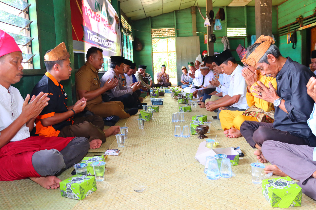 Tragedi Kanjuruhan Malang, Kapolres Inhu Doa Bersama  Dengan Pemuka Adat Talang Mamak